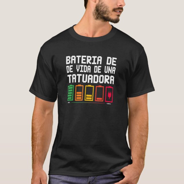 Bateria De Vida De Una Tatuadora T Shirt (Framsida)