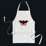 Batman Crimson Gotham Icon Förkläde<br><div class="desc">Den här grafiken blandar på ett konstgjort sätt den ikoniska Batman-silhuetten med ett moody, rödtonat cityscape för att skapa en kraftfull bild av Gothams mörk Protection. I utformningen integreras Batmans symbol för fladdermus på ett klokt sätt som det viktigaste visuella inslag, där figur i Batman kommer från skuggor, broder och...</div>