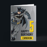 Batman | GRATTIS PÅ FÖDELSEDAGEN | Lägg till barne Kort<br><div class="desc">Fira ditt barns speciella dag med anpassadet Batman grattis på födelsedagen kort! Med Batman i rörelse och djärv,  dynamisk text kan du anpassa kortet med ditt barns ålder så att du får en unik beröring och roligt. Perfekt för Batman fläkt,  det är ett minnesvärt sätt för önskemål på  födelsedag.</div>