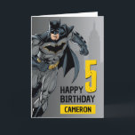 Batman | GRATTIS PÅ FÖDELSEDAGEN | Lägg till barne Kort<br><div class="desc">Fira ditt barns speciella dag med anpassadet Batman grattis på födelsedagen kort! Med Batman i rörelse och djärv,  dynamisk text kan du anpassa kortet med ditt barns ålder så att du får en unik beröring och roligt. Perfekt för Batman fläkt,  det är ett minnesvärt sätt för önskemål på  födelsedag.</div>