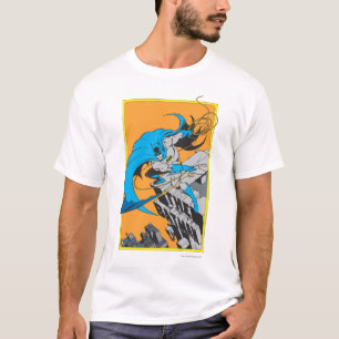 Batman Throws Batarang på Rooftop T Shirt