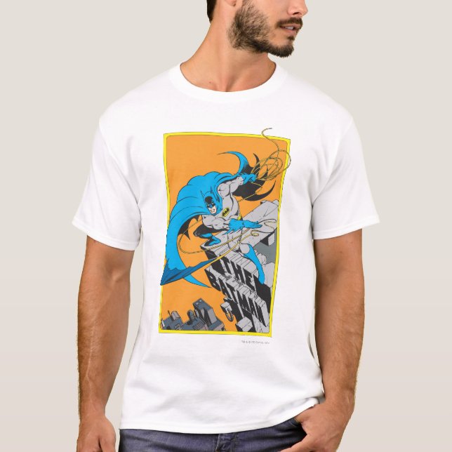 Batman Throws Batarang på Rooftop T Shirt (Framsida)