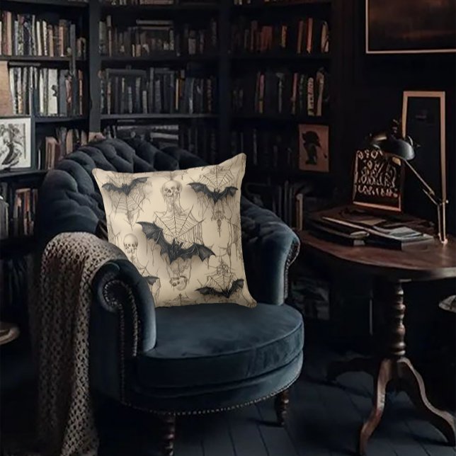 Bats & Spider Webs Gothic Kudde (Skapare uppladdad)