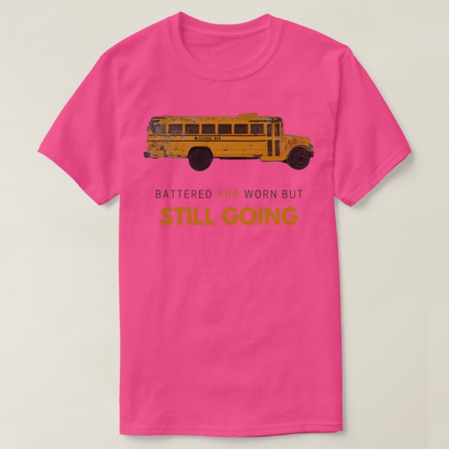 Batterier och slitna men går fortfarande t shirt (Design framsida)