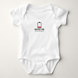 "Batteriet lågt. (Mata för att ladda)" Rolig tekni T Shirt