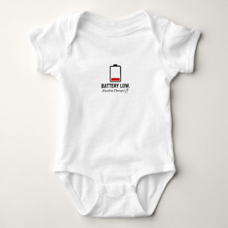"Batteriet lågt. (Mata för att ladda)" Rolig tekni T Shirt