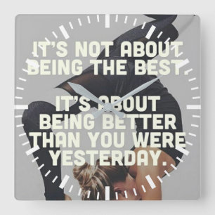 Bättre än i går - Kvinnor i Yoga Motivational Fyrkantig Klocka