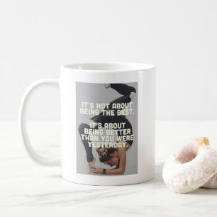Bättre än i går - Kvinnor i Yoga Motivational Kaffemugg