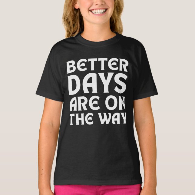 BÄTTRE DAGAR ÄR PÅ VÄG CITERAD TYPOGRAFI T SHIRT (Framsida)
