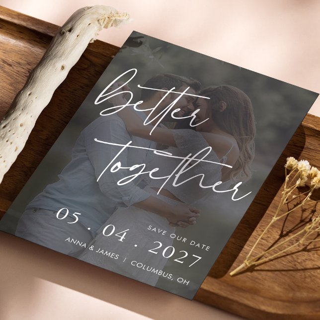 Bättre Tillsammans Handletterad Foto Bröllop Spara Datumet (Better Together wedding save the date card mockup with dried flowers on wood)