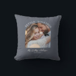 Bättre tillsammans med bröllop-presentdekoder för  kudde<br><div class="desc">Det är bättre att samla fotografiet bröllop och presentkudden. Modern elegant mörk blått design.</div>