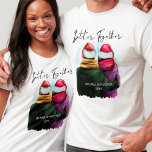 Bättre tillsammans Personlig Par jul T Shirt<br><div class="desc">Bättre ihop,  personlig-julskjortor. Den här vattenfärgsdesignen har ett trendig som illustrerar ett par stolthattar. "Bättre tillsammans" är handskrivet i modernt skript och mallen är redot för dig att lägga till namn och årstexten eller annan personlig.</div>