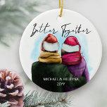 Bättre tillsammans Skriptvattenfärg par och Namn Julgransprydnad Keramik<br><div class="desc">Bättre tillsammans,  personlig julgran ornament. Den här vattenfärgsdesignen har ett trendig som illustrerar ett par stolthattar. "Bättre tillsammans" är handskrivet i modernt skript och mallen är redot för dig att lägga till namn och året. Dubblan har samma utformning på båda sidor.</div>