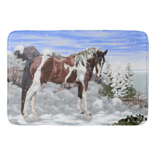 Bay och White Tobiano Paint Horse i Snö Badrumsmatta