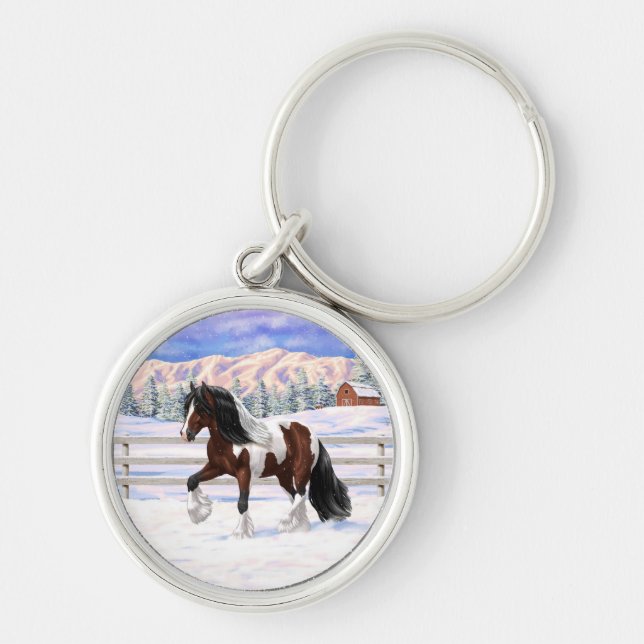 Bay Pinto Gypsy Vanner Draft Horse i Snö Rund Silverfärgad Nyckelring (Framsidan)