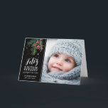 Bayas Rojas | Feliz Navidad Helgkort<br><div class="desc">Diseño moderno con una ilustración dibujados a mano y tipografía</div>