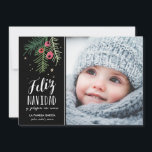 Bayas Rojas | Feliz Navidad Julkort<br><div class="desc">Den Diseño modernoen lurar unailustracióndibujados en tipografía för mano y</div>