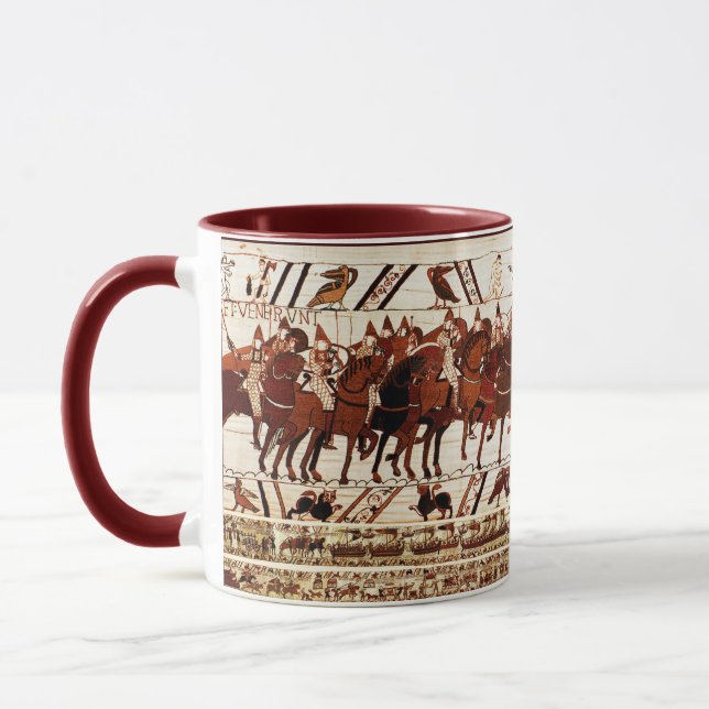 BAYEUX TAPESTRY NORMAN ARMY, KNIGHTS HORSEBACK MU MUGG (Vänster)