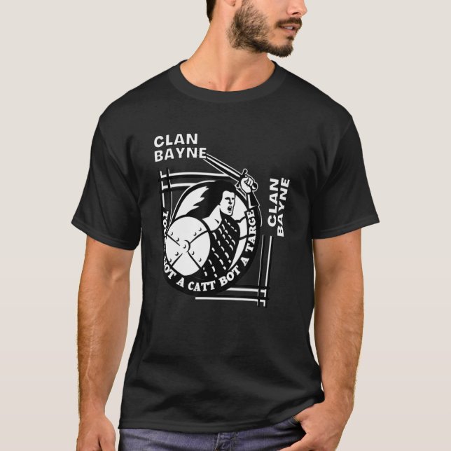 Bayne Clan Gaelic Motto Swordsman T Shirt (Framsida)
