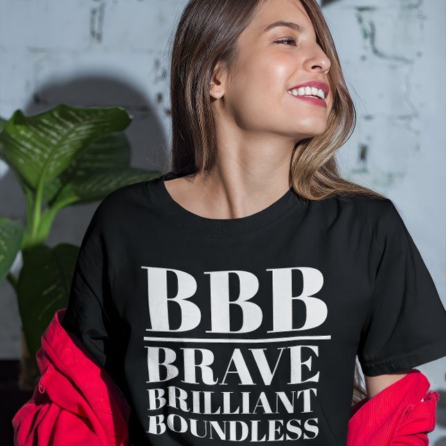 BBB-Modig, briljant, gränslös T Shirt (Young woman wears a "BBB: Brave, Brilliant, Boundless" black t-shirt.)