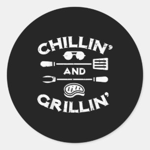 Bbq Chillin Och Grillin Barbecue T Män Kvinnor Bar Runt Klistermärke