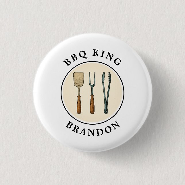 BBQ Kung Grilling Verktyg Emblem Pappa Namn Knapp (Framsida)