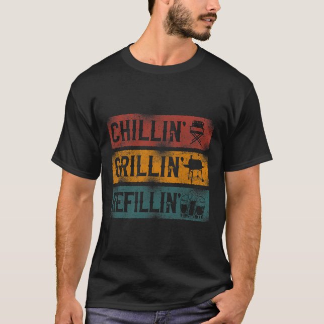 Bbq Smoker Chillin' Grillin' Refillin'" T Shirt (Framsida)