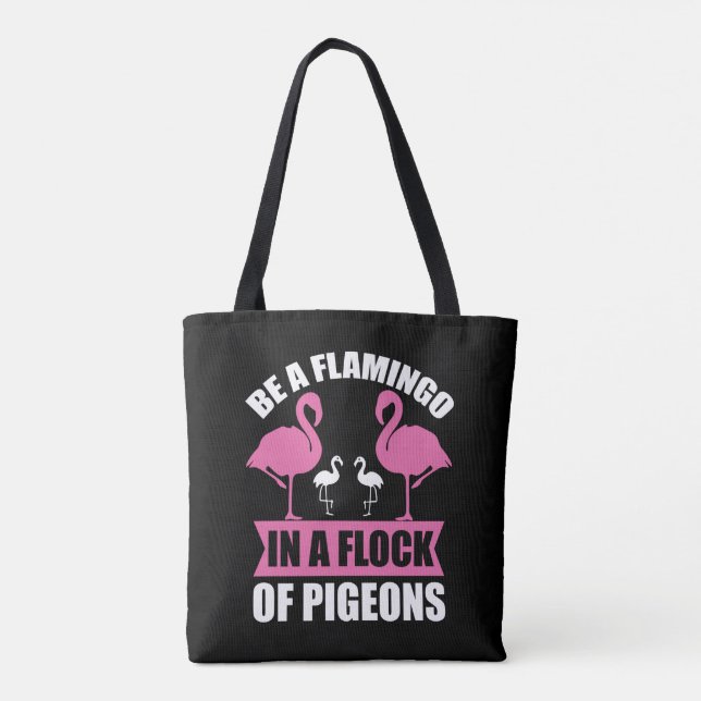 Be A Flamingo In A Flock Of Pegions Tygkasse (Baksida)