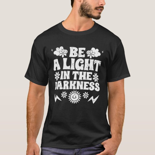 Be A Light In The Darkness Inspirational Spreading T Shirt (Framsida)