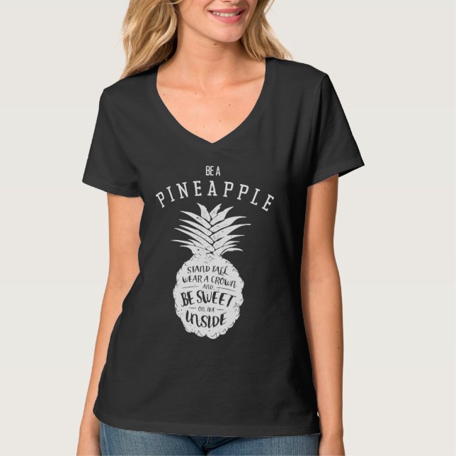 Be a Pineapple Stand Tall Wear a Crown Hawaiian Va T Shirt (Framsida)