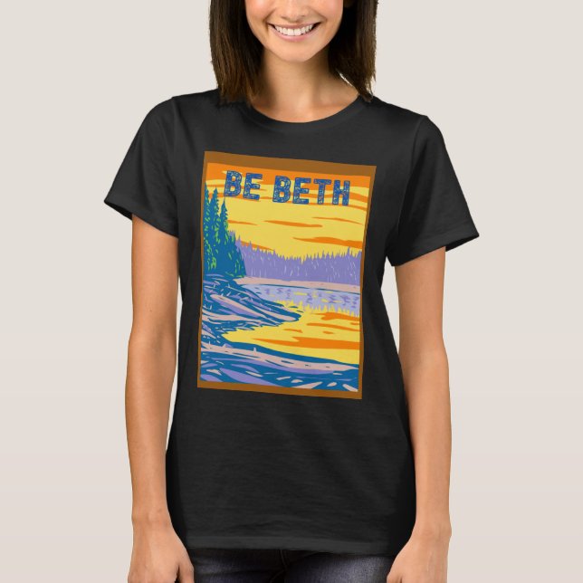 BE BETH YELLOWSTONE IN THE BACKGROUND T SHIRT (Framsida)