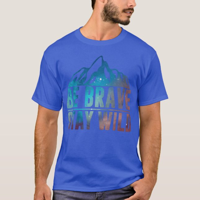 BE BRAVE STAY WILD Hiking Camping Wilderness Natur T Shirt (Framsida)