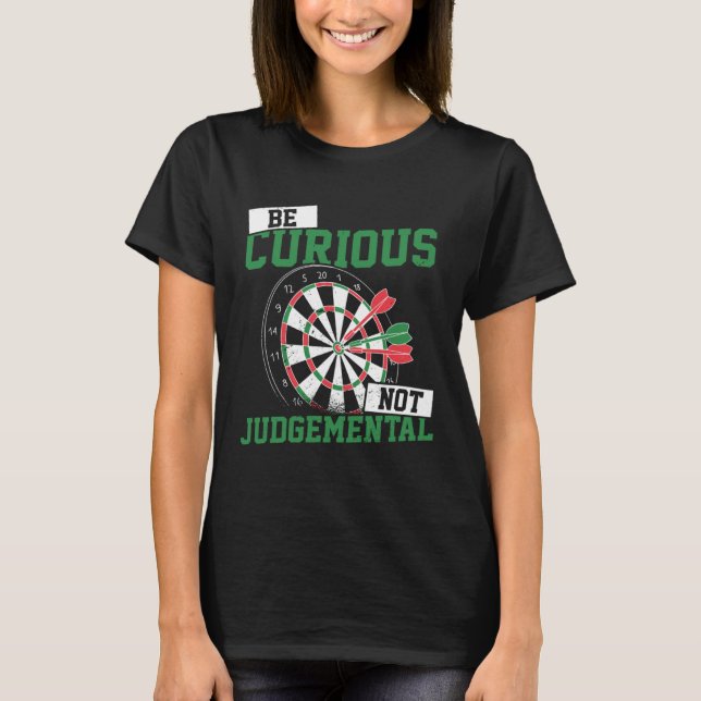 Be Curious No Judgemental Dart Player Darts Bullse T Shirt (Framsida)