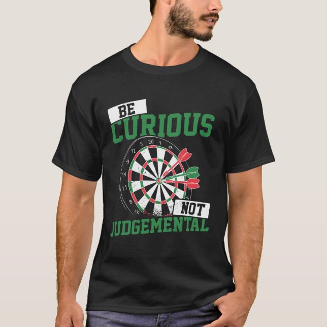 Be Curious No Judgemental Dart Player Darts Bullse T Shirt (Framsida)