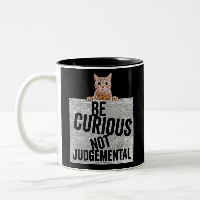 Be Curious Not Judgemental curious cat Två-Tonad Mugg (Vänster)