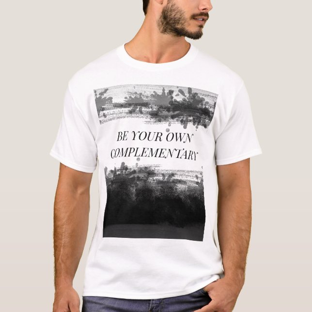"BE DIN EGEN KOMPLETTERANDE" Vit T Shirt (Framsida)