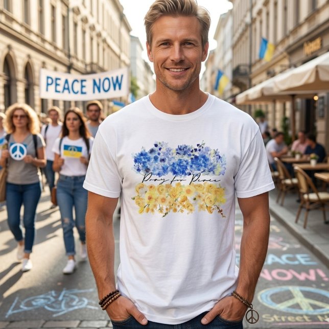 Be för fred & fred i Ukraina & akvareller. T Shirt (Skapare uppladdad)