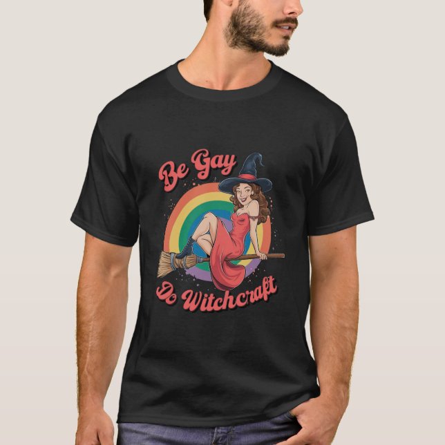Be Gay Do Witchcraft Gay pride Witch Halloween T Shirt (Framsida)