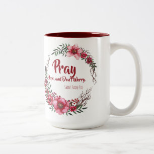 BE HOPP OROAR INTE blommor för St. Padre Pio Två-Tonad Mugg