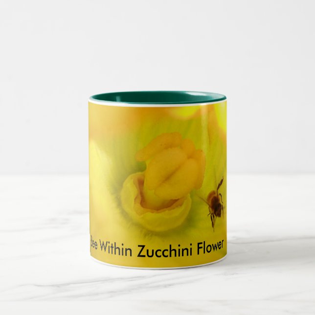 Be inom Zucchini Flower Två-Tonad Mugg (Center)