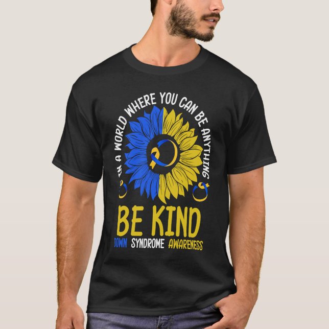 Be Kind Down Syndrome Awareness Ribbon Sunflower K T Shirt (Framsida)