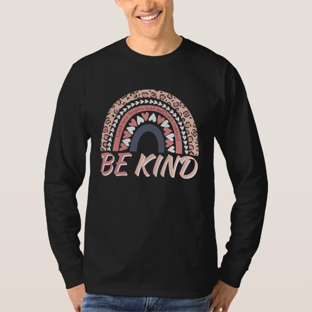 Be Kind Leopard Rainbow Motivational Quote Teacher T Shirt (Framsida)