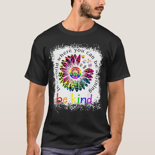 Be Kind Love Rainbow LGBT Pride LGBTQ Leopard Tied T Shirt (Framsida)