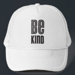 BE KIND - svartvitt med minimal djärvhet motiverin Truckerkeps<br><div class="desc">efter kat masard >> WWW.SIMPLYSWEETPAPERIE.COM <<<<<<<<></div>