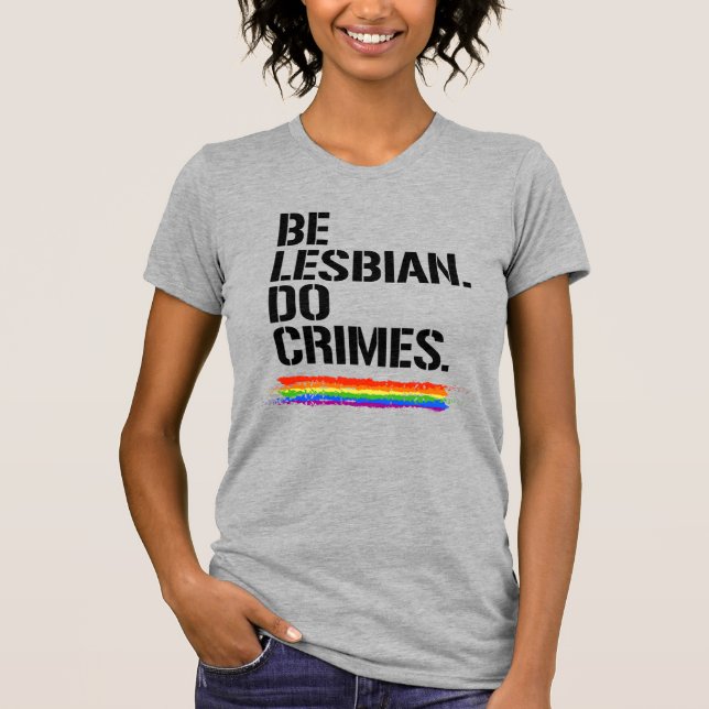 BE LESBISK DO CRIMES T SHIRT (Framsida)
