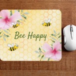 Be Lycklig humla gult honeycomb blommigt Musmatta<br><div class="desc">Gult,  vit bakgrund med en bikaka mönster. Dekoreras med rosa tropiska blommigtar blommor,  hibiscus och lycklig humla. Texten: Bee Lycklig i handskriften stil i grönt. Perfekt för sommararbetsytan,  kontoret!</div>
