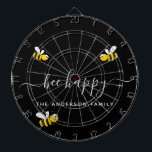 Be lycklig humla svart monogram darttavla<br><div class="desc">Dekorerad med lycklig,  leende gult och svart humla. En svart bakgrund. Vit handskript och text: Bee Lycklig. Anpassa och lägg till din familj namn.</div>