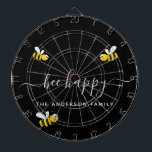 Be lycklig humla svart monogram darttavla<br><div class="desc">Dekorerad med lycklig,  leende gult och svart humla. En svart bakgrund. Vit handskript och text: Bee Lycklig.  Anpassa och lägg till din familj namn.</div>