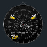 Be lycklig humla svart monogram darttavla<br><div class="desc">Dekorerad med lycklig,  leende gult och svart humla. En svart bakgrund. Vit handskript och text: Bee Lycklig. Anpassa och lägg till din familj namn.</div>