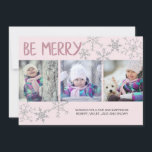 Be Merry Snöflingor 3 Photo Collage Rosa Julkort<br><div class="desc">Det här fotokortet i personligen har tre kvadratiska platshållare som du kan använda för att lägga till dina favoritfoton i helgdag. Kortet lyder "Bli merry" överst i ett modernt teckensnitt med ett lättläst meddelande vid grund. Hälsning är fullt redigerbart så att du kan anpassa ditt meddelande och namn. Mjuka handdragna...</div>